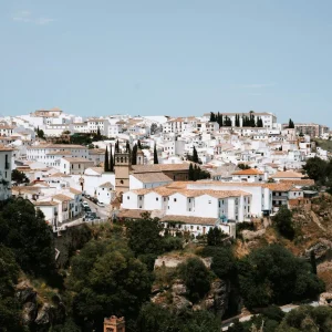 panoramica de la ruta de los pueblos blancos de andalucia con casas blancas y montañas al fondo