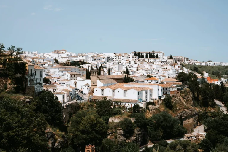 panoramica de la ruta de los pueblos blancos de andalucia con casas blancas y montañas al fondo