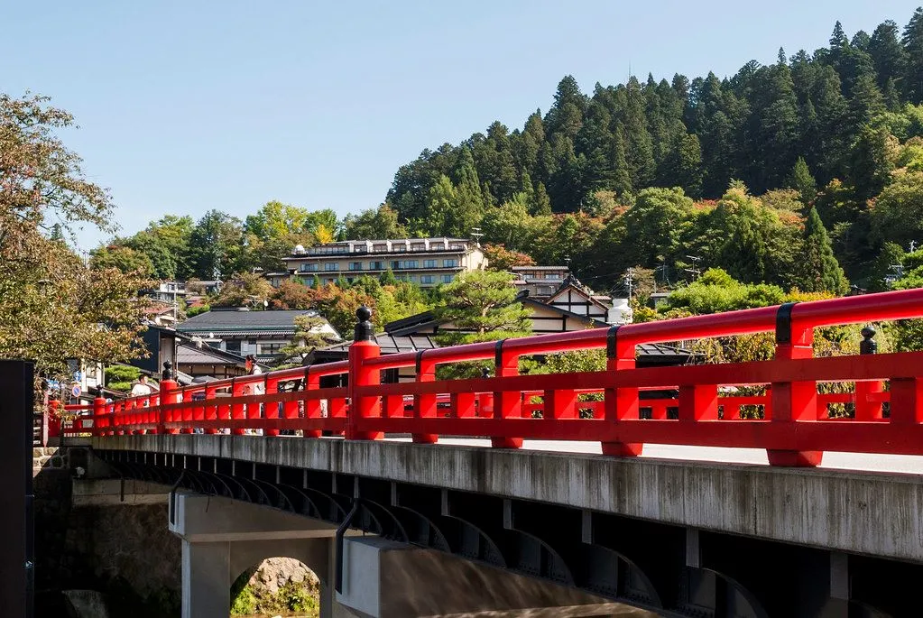 El icónico Puente Nakabashi de color rojo en Takayama. Un símbolo de la ciudad que cruza el río Miyagawa, marcando la entrada al casco antiguo