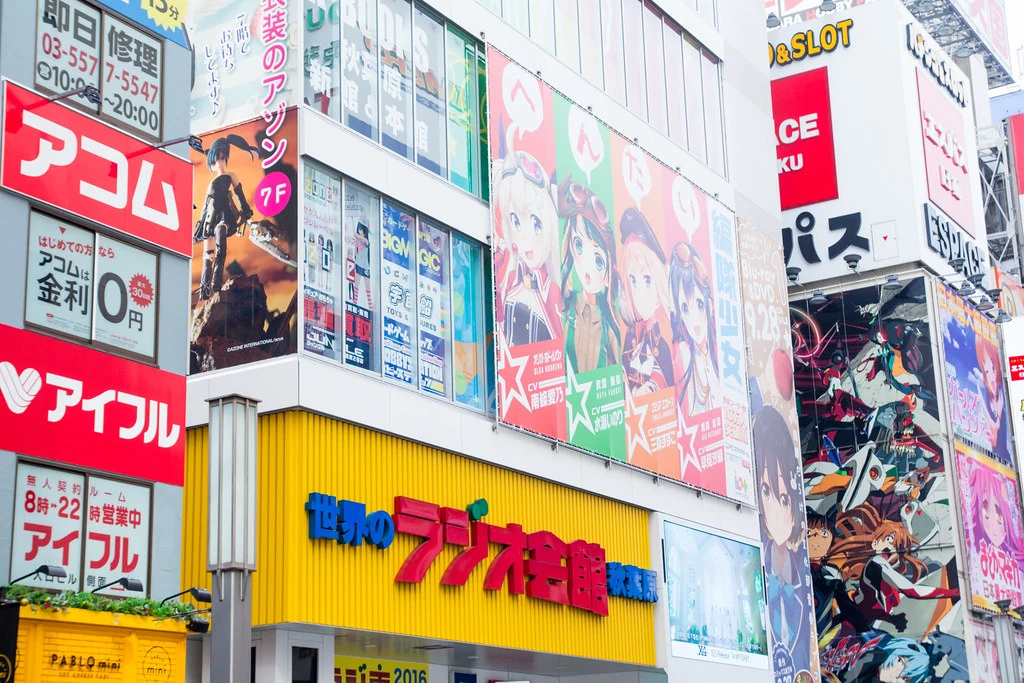 Edificio Radio Kaikan en Akihabara, Tokio, famoso por sus tiendas de anime y figuras coleccionables