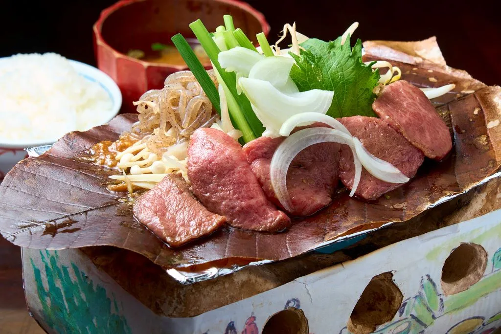 Un apetitoso plato de carne de Hida, la famosa especialidad de la región de Takayama, conocida por su increíble marmoleado y su sabor inconfundible