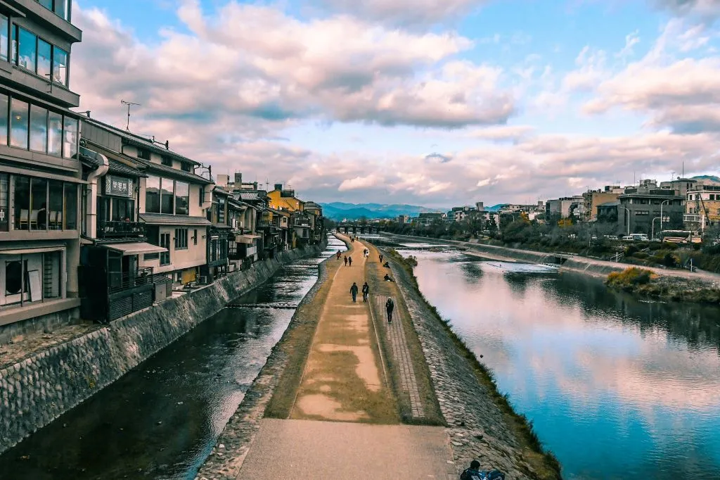 Paseo junto al río Kamo en Kioto, parte de un itinerario de 4 días