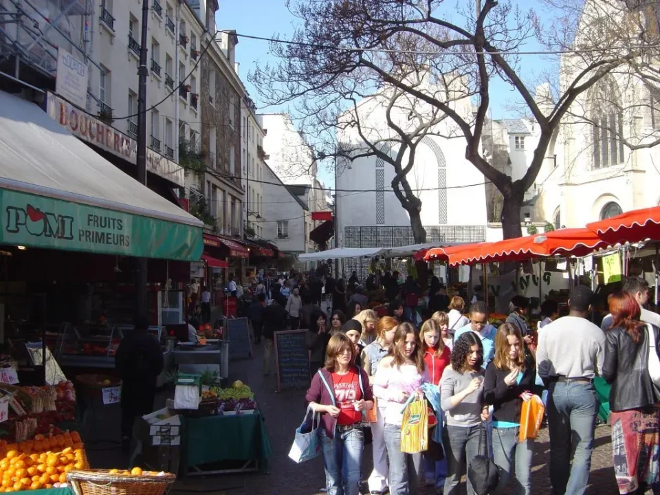 Mercado de frutas y verduras en la Rue Mouffetard ambiente colorido y auténtico de París