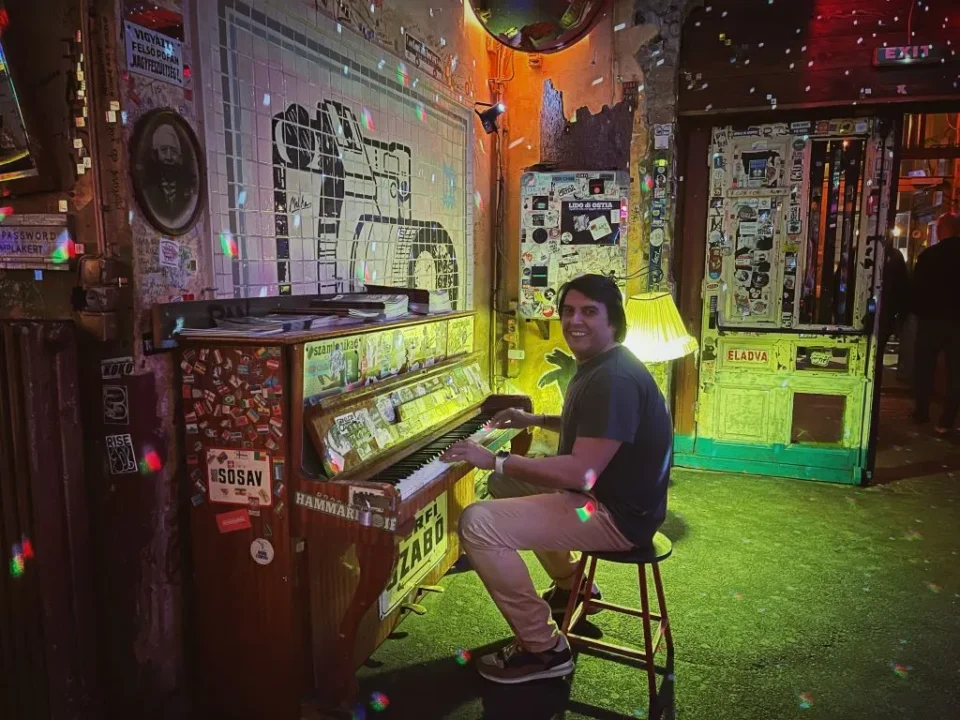 Uno de las cosas más curiosas que ver en Budapest es visitar un Ruin Bar