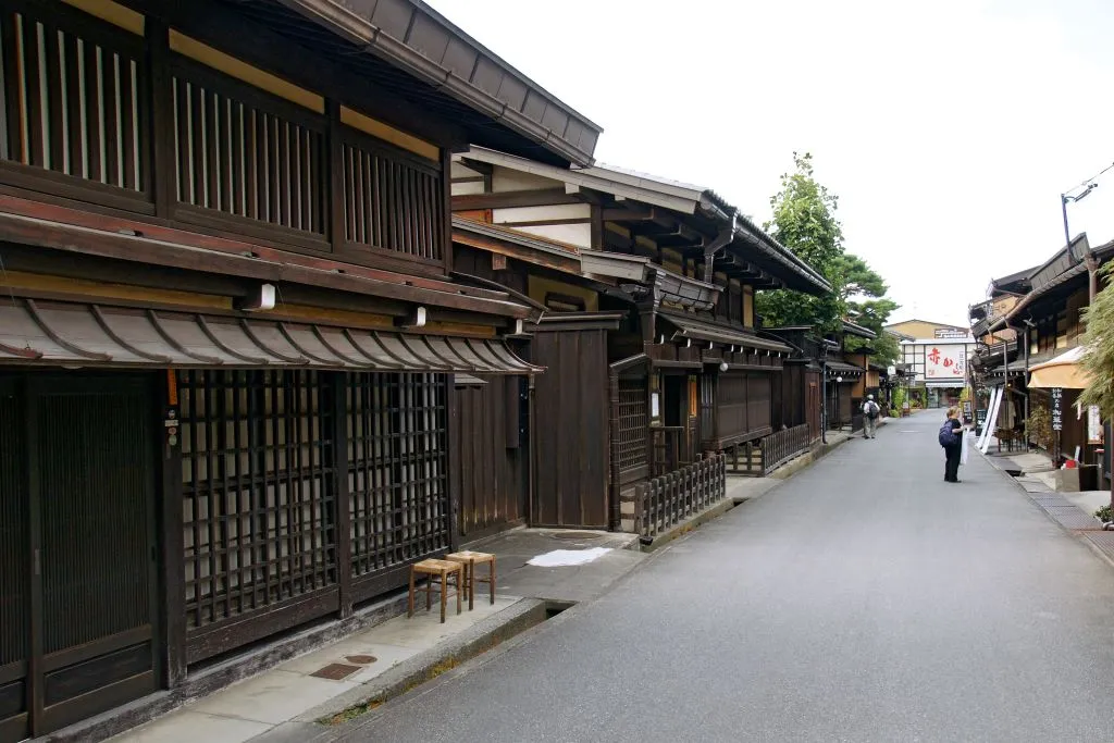 Pasea por las calles de Sanmachi Suji en Takayama, el corazón del casco antiguo. Descubre destilerías de sake, tiendas tradicionales y la arquitectura histórica de la era Edo