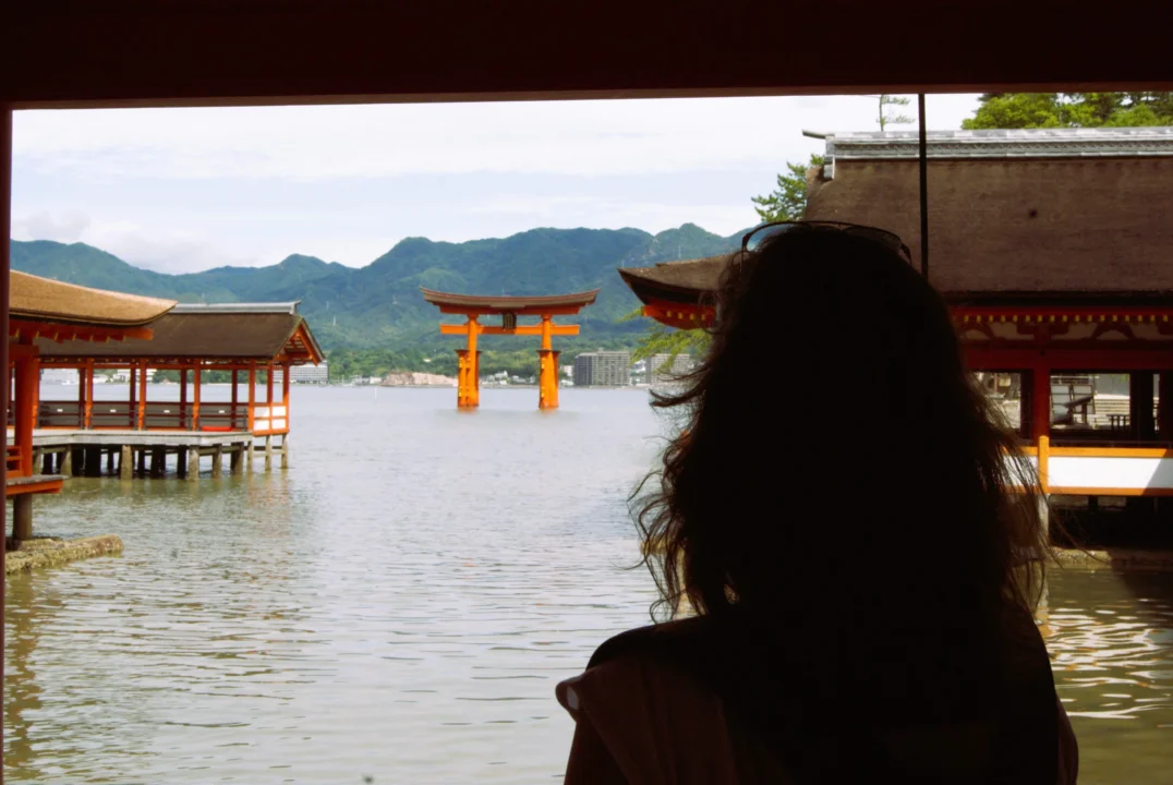 Vanesa observando el Torri flotante de MIyajima desde el santuario de Itsukushima