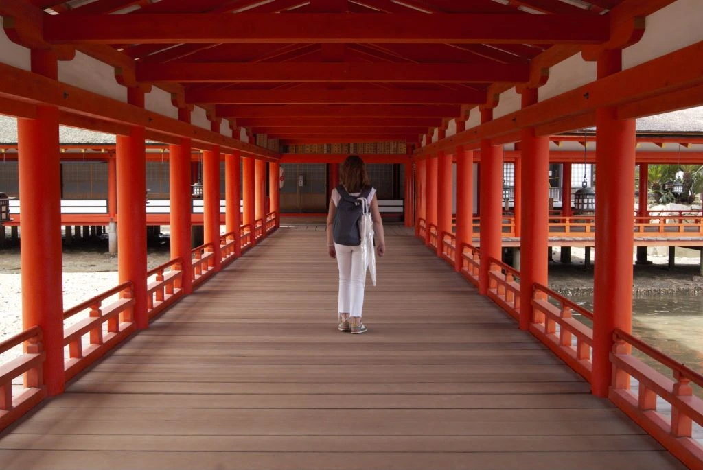 Vanesa entrando al Santuario de Itsukushima
