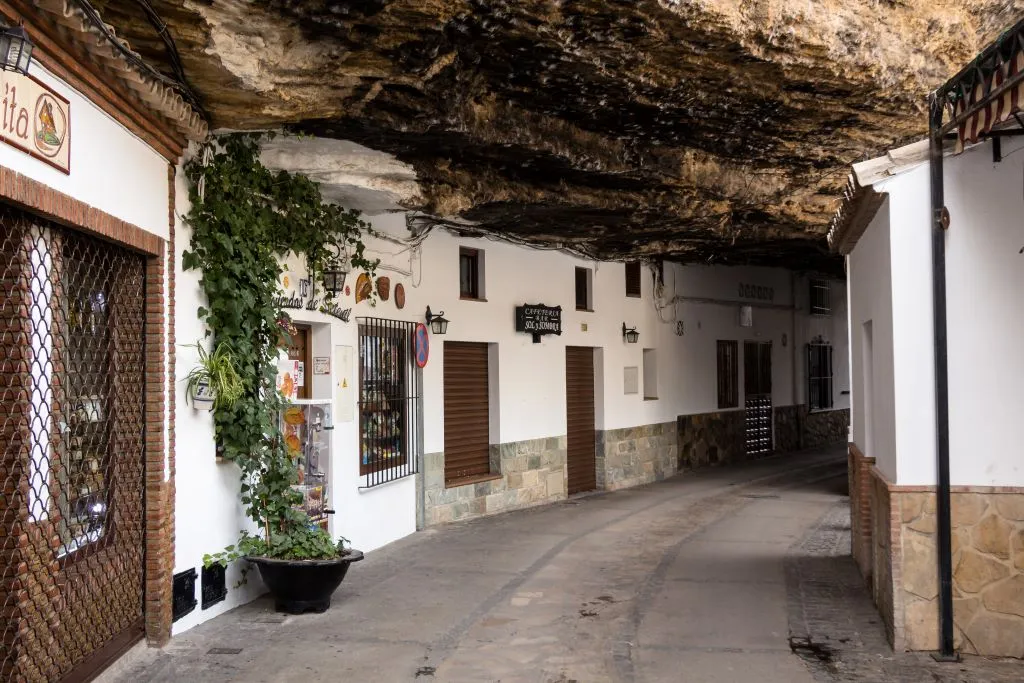 calle de las cuevas del sol en setenil de las bodegas, un pueblo de la ruta de los pueblos blancos