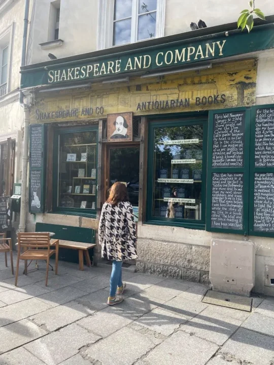 Librería Shakespeare and Company en París con libros viejos y un gato durmiendo en el estante