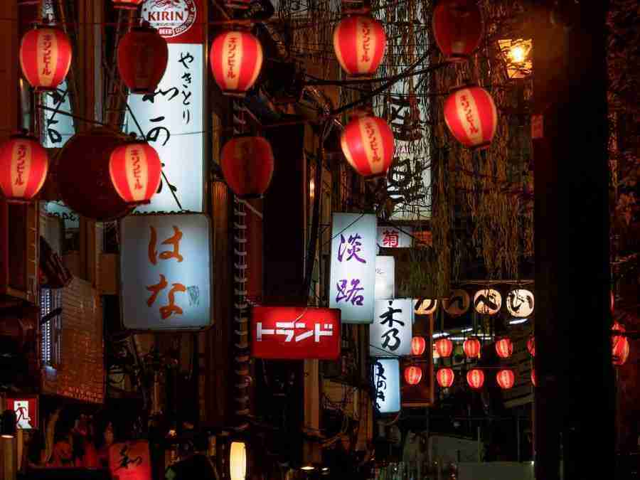 Shibuya Yokocho es uno de los callejones más animados de Shibuya, con todo tipo de Izakayas