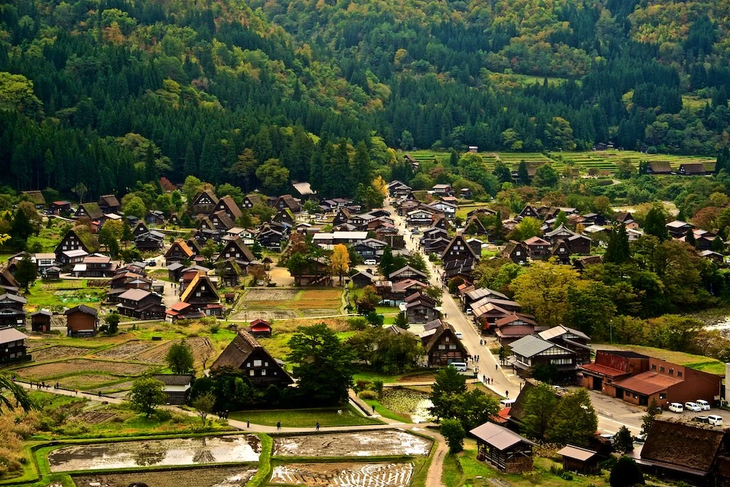 Vista panorámica de Shirakawa-go desde el mirador. Descubre el paisaje de cuento de hadas de esta aldea Patrimonio de la UNESCO, con sus tejados gassho-zukuri y los majestuosos Alpes japoneses de fondo