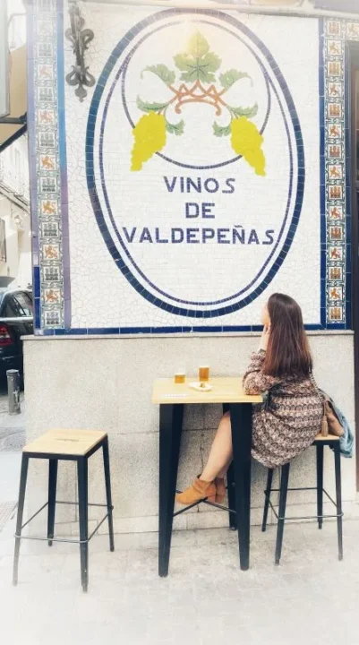 Fachada de una Taberna de Madrid con sus azulejos tradicionales