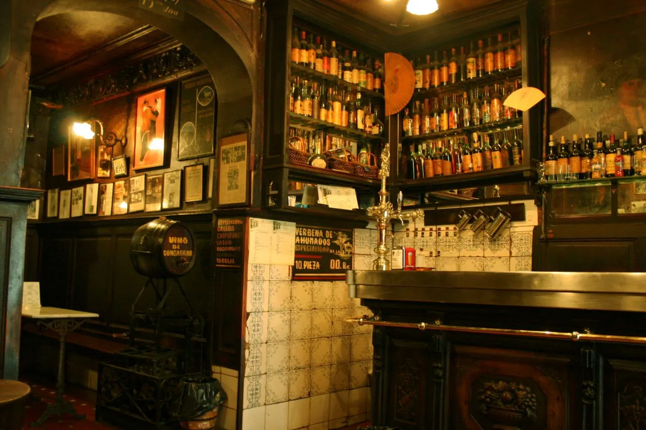 Interior de una tasca en Madrid, ideal para descubrir las mejores tabernas tradicionales en Madrid