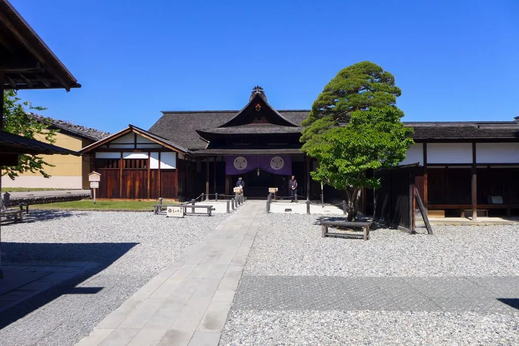 Visita Takayama Jinya, la antigua oficina del gobierno de la era Edo. Conoce la historia de la región de Hida y explora sus habitaciones con tatami, jardines y el icónico almacén de arroz