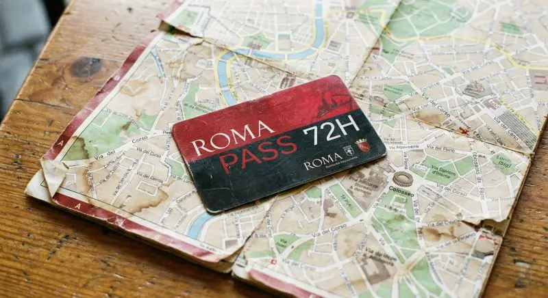 Tarjeta Roma Pass de 72 horas sobre mapa de Roma