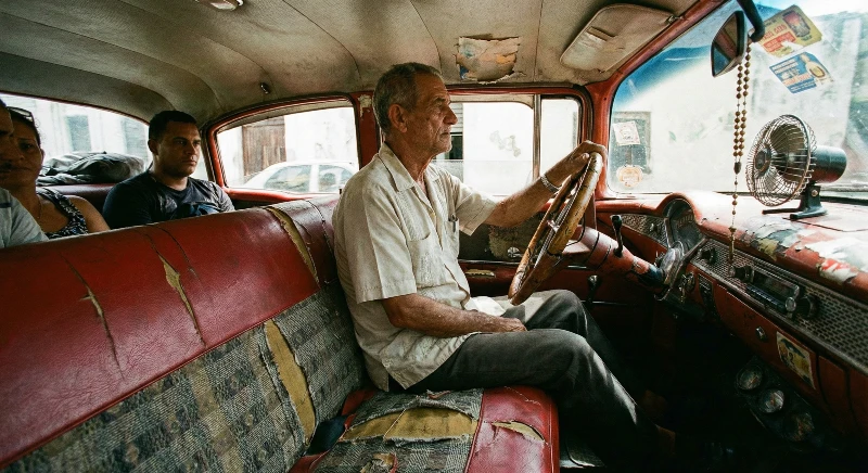 Interior taxi colectivo Cuba transporte local