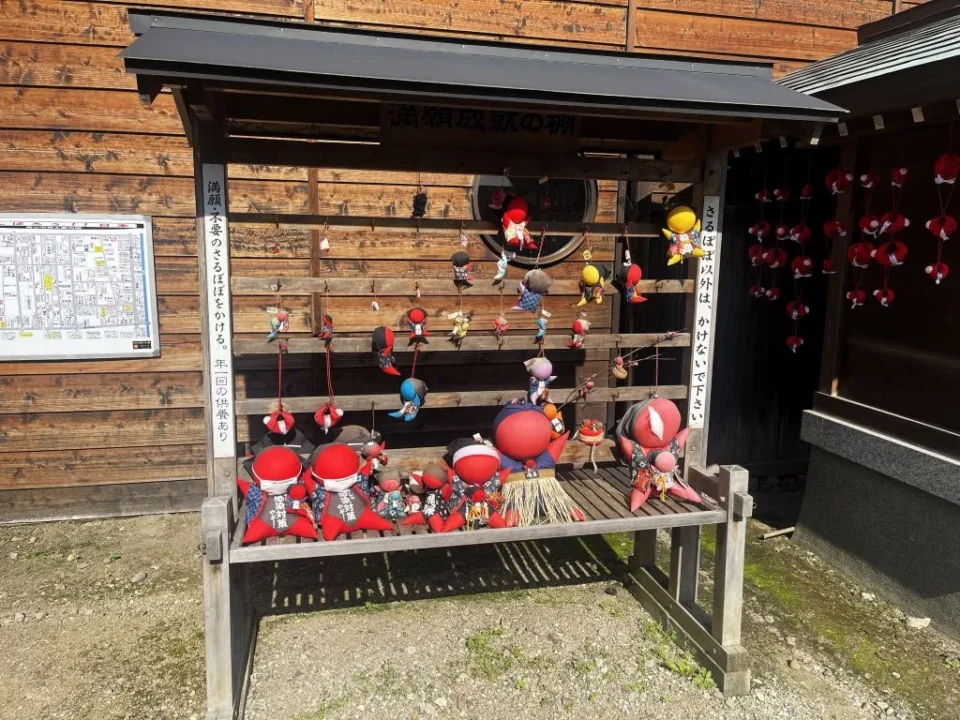 El Templo Hida Kokubunji en Takayama, con su icónica pagoda y una colorida colección de los tradicionales amuletos Sarubobo, protectores de la suerte de la región