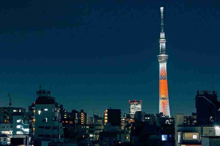 Vista panorámica de la torre Tokio Skytree iluminada al anochecer