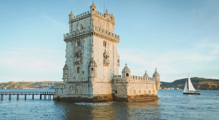 Torre de Belém al atardecer, reflejada en el río Tajo