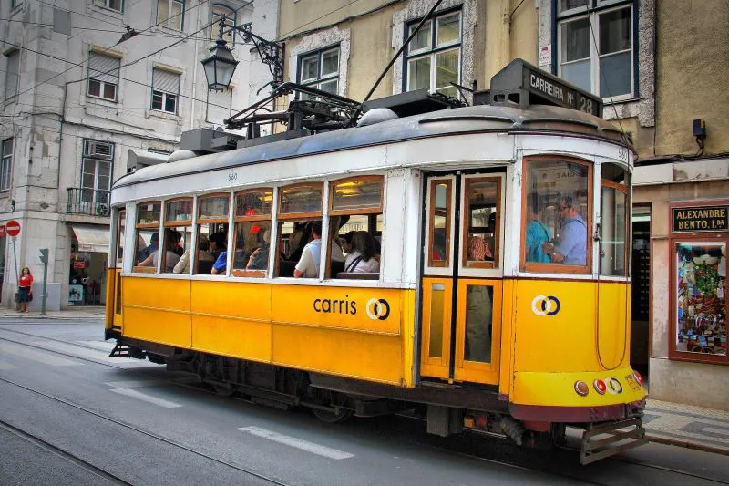 Tranvía 28 recorriendo las históricas calles de Lisboa.