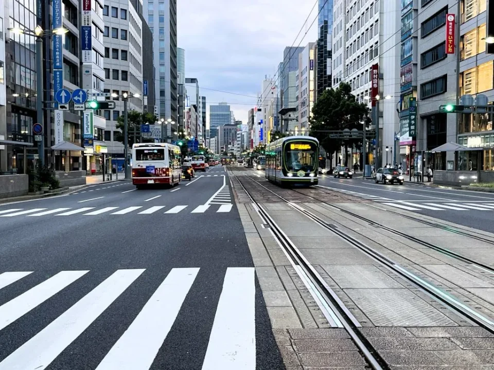 Tranvías y autobuses en una avenida de Hiroshima