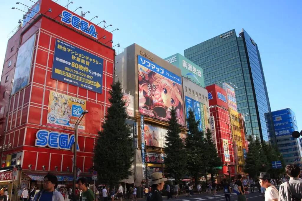 Chūō-dōri Akihabara, calle principal de Electric Town Tokio, imprescindible para turismo en Akihabara.