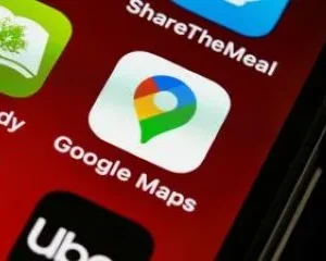 Pantalla de movil con app de viajes