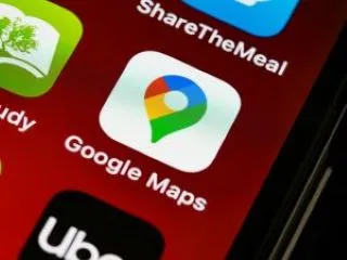 Pantalla de movil con app de viajes