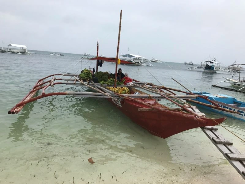 Bangka en playa de Malapascua.