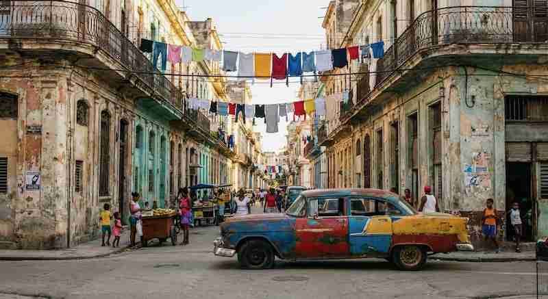 Calle auténtica de Centro Habana con almendrón