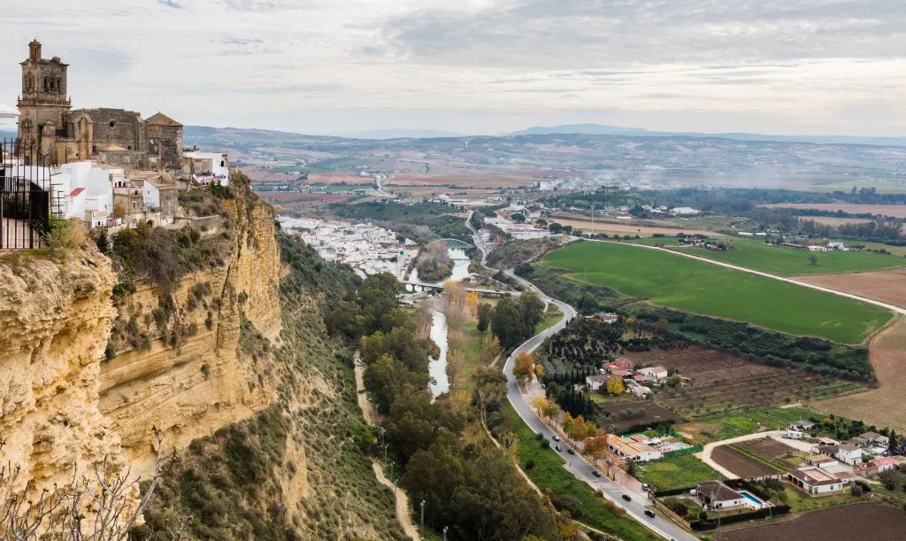 castillo de zahara de la sierra con vistas a la sierra de grazalema