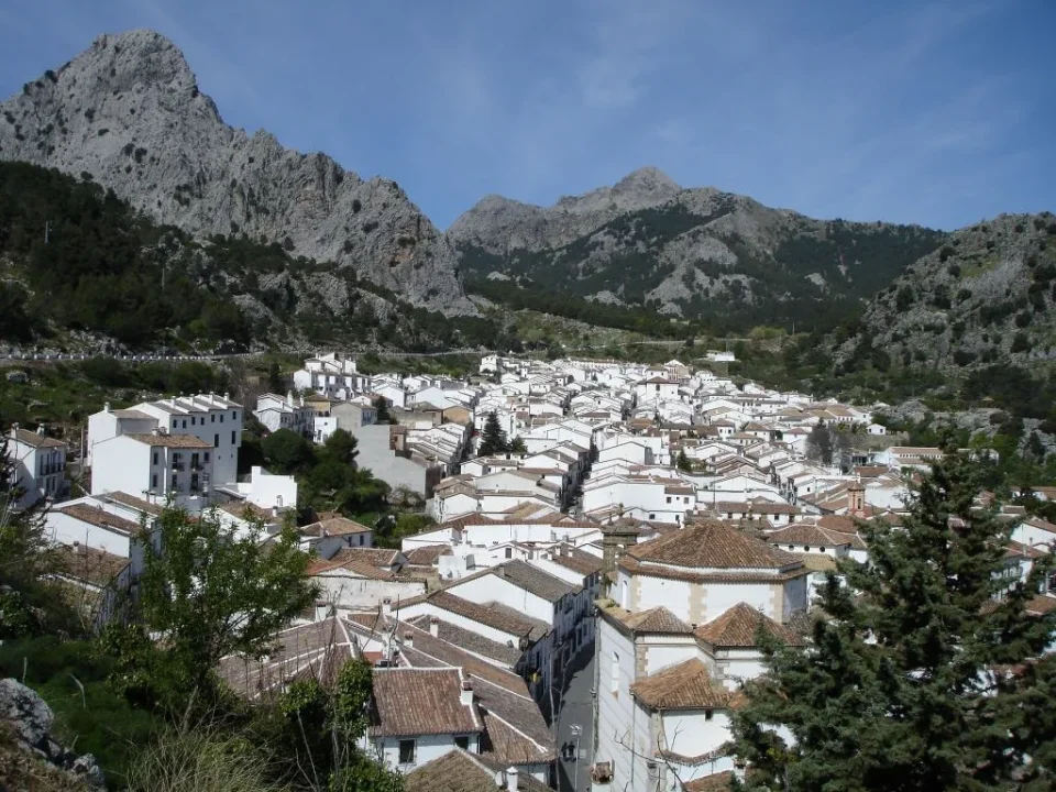 pueblo de grazalema, rodeado de montañas en el corazon de la ruta de los pueblos blancos