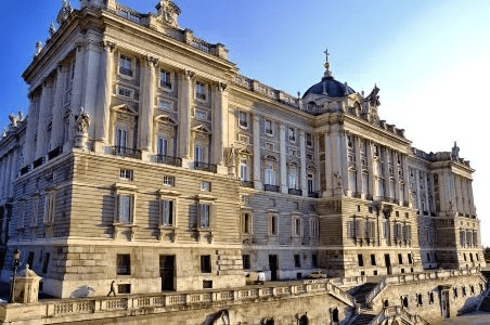 Palacio Real de Madrid al atardecer, uno de los lugares imprescindibles que ver en Madrid