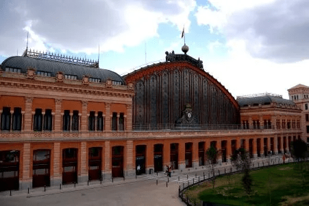 Estación de Atocha en Madrid, clave del transporte público para turistas en Madrid