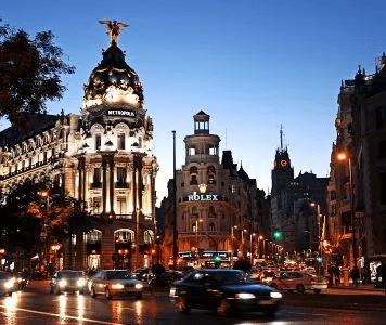 Gran Vía de noche, ideal para alojarse y disfrutar de la vida nocturna en Madrid