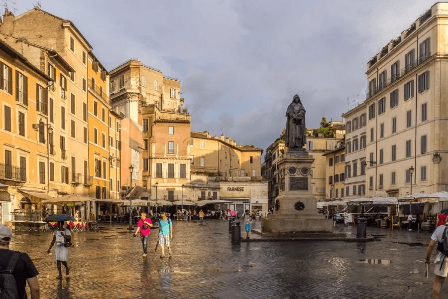 El Campo de’ Fiori es una de las plazas más tradicionales en Roma donde poder descubrir la vida romana