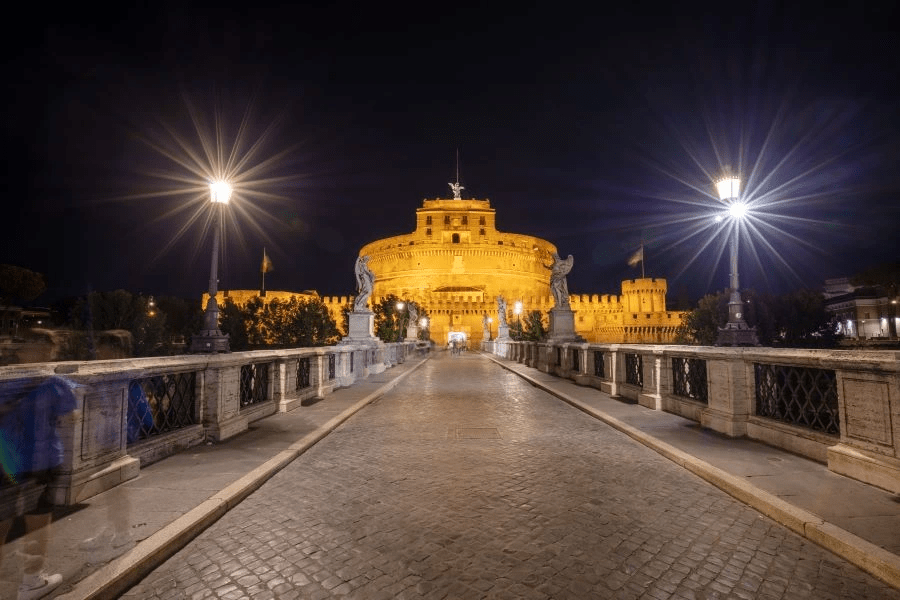 El Castillo Sant’Angelo alumbrado en la noche